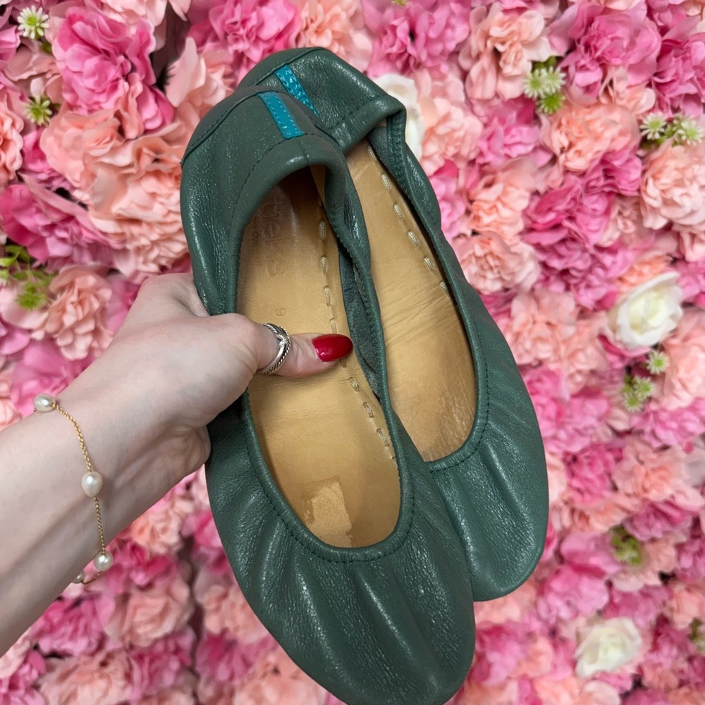 Green/Teal Tieks Leather Flats Size 9